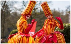 Fleurig & Vrolijk Steltenlopers: Kleurrijk spektakel voor uw event! Ideaal voor ontvangst, festival, en flyer-uitdeling. Boek nu voor betoverend entertainment!