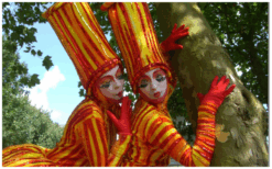 Fleurig & Vrolijk Steltenlopers: Kleurrijk spektakel voor uw event! Ideaal voor ontvangst, festival, en flyer-uitdeling. Boek nu voor betoverend entertainment!