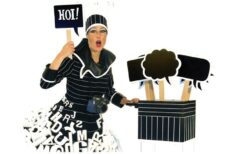Tekstballonnen Foto Act: Humor en herinneringen in één! 📸💬 Breng plezier en creativiteit naar jouw evenement met de Tekstballonnen Foto Act! Een actrice in een speels zwart-wit letterkostuum nodigt gasten uit om te poseren met grappige striptekstballonnen. Kreten als AAAH! en GRMPF!? zorgen gegarandeerd voor lachwekkende foto’s en een vrolijke sfeer! Naast vermaak biedt deze act ook een unieke brandingmogelijkheid. Foto’s worden direct afgedrukt in een gepersonaliseerd fotoframe met jouw boodschap of logo. Boek nu en geef je gasten een blijvende herinnering vol humor en interactie!
