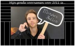 Tekstballonnen Foto Act: Humor en herinneringen in één! 📸💬 Breng plezier en creativiteit naar jouw evenement met de Tekstballonnen Foto Act! Een actrice in een speels zwart-wit letterkostuum nodigt gasten uit om te poseren met grappige striptekstballonnen. Kreten als AAAH! en GRMPF!? zorgen gegarandeerd voor lachwekkende foto’s en een vrolijke sfeer! Naast vermaak biedt deze act ook een unieke brandingmogelijkheid. Foto’s worden direct afgedrukt in een gepersonaliseerd fotoframe met jouw boodschap of logo. Boek nu en geef je gasten een blijvende herinnering vol humor en interactie!