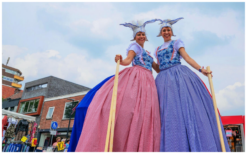 Ervaar nostalgische charme met Hollandse Meisjes Steltenlopers: oude spellen, kleurrijk vermaak & interactie. Boek voor een unieke reis naar het verleden!
