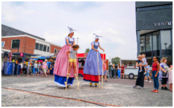 Ervaar nostalgische charme met Hollandse Meisjes Steltenlopers: oude spellen, kleurrijk vermaak & interactie. Boek voor een unieke reis naar het verleden!