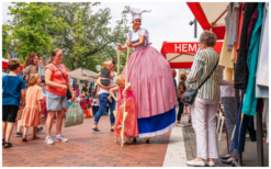 Ervaar nostalgische charme met Hollandse Meisjes Steltenlopers: oude spellen, kleurrijk vermaak & interactie. Boek voor een unieke reis naar het verleden!