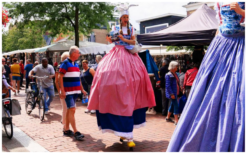 Ervaar nostalgische charme met Hollandse Meisjes Steltenlopers: oude spellen, kleurrijk vermaak & interactie. Boek voor een unieke reis naar het verleden!