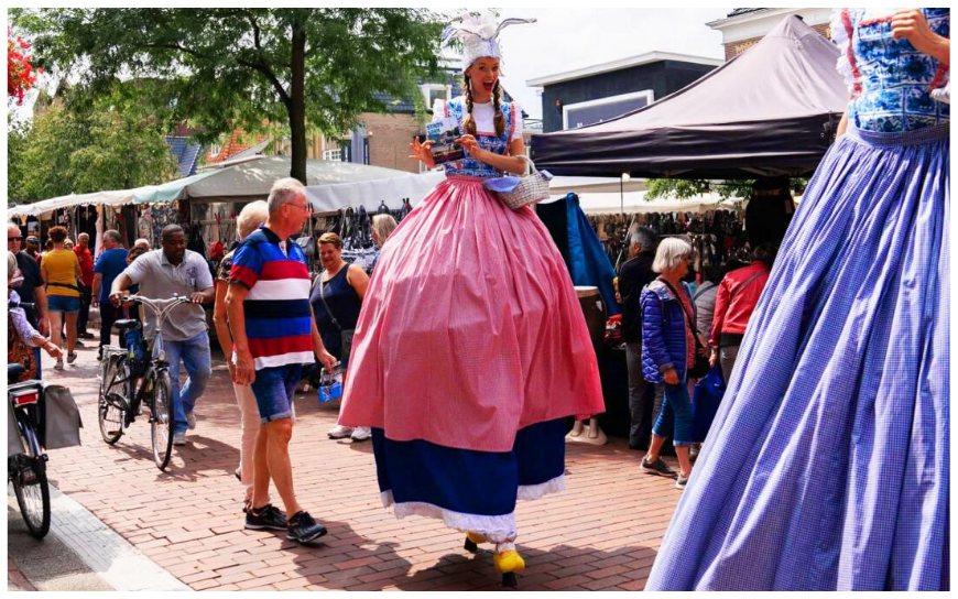 Ervaar nostalgische charme met Hollandse Meisjes Steltenlopers: oude spellen, kleurrijk vermaak & interactie. Boek voor een unieke reis naar het verleden!