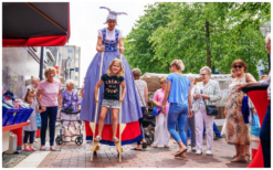 Ervaar nostalgische charme met Hollandse Meisjes Steltenlopers: oude spellen, kleurrijk vermaak & interactie. Boek voor een unieke reis naar het verleden!