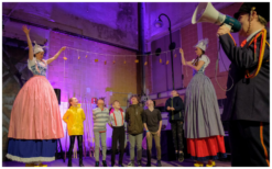 Ervaar nostalgische charme met Hollandse Meisjes Steltenlopers: oude spellen, kleurrijk vermaak & interactie. Boek voor een unieke reis naar het verleden!