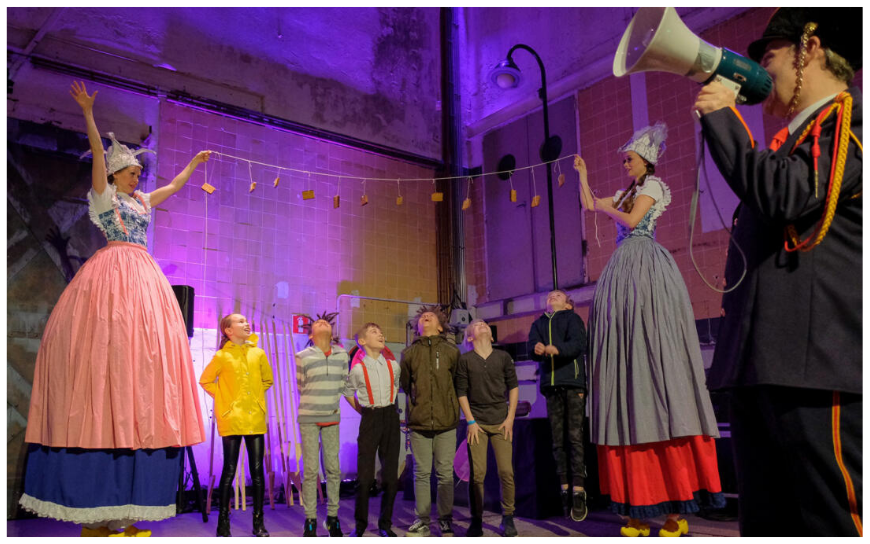 Ervaar nostalgische charme met Hollandse Meisjes Steltenlopers: oude spellen, kleurrijk vermaak & interactie. Boek voor een unieke reis naar het verleden!