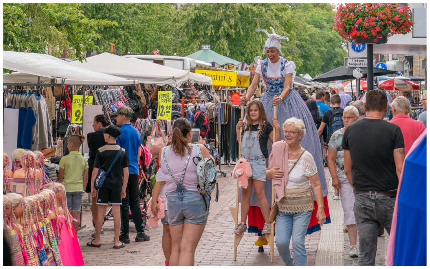 Ervaar nostalgische charme met Hollandse Meisjes Steltenlopers: oude spellen, kleurrijk vermaak & interactie. Boek voor een unieke reis naar het verleden!