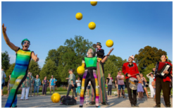 Betoverend Kleurrijk Circus: Mobiele Parade Act met Jongleurs, Acrobaten en Muzikanten. Boek nu voor een feest vol kleur en vaardigheden!