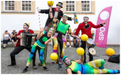 Betoverend Kleurrijk Circus: Mobiele Parade Act met Jongleurs, Acrobaten en Muzikanten. Boek nu voor een feest vol kleur en vaardigheden!