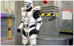 Futuristische rijdende LED Robot White: Een wow-effect voor evenementen. Boek nu voor een onvergetelijke ervaring!