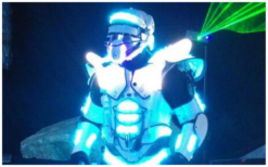 Futuristische rijdende LED Robot White: Een wow-effect voor evenementen. Boek nu voor een onvergetelijke ervaring!