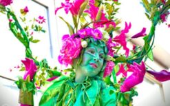 Kleurrijke lente parade met bloemendames en feetjes op stelten. Deze vrolijke mobiele act brengt direct een frisse lentesfeer op festivals, winkelcentra, braderieën en evenementen met een bloemen- of lentethema.