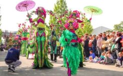 Kleurrijke lente parade met bloemendames en feetjes op stelten. Deze vrolijke mobiele act brengt direct een frisse lentesfeer op festivals, winkelcentra, braderieën en evenementen met een bloemen- of lentethema.
