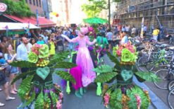 Kleurrijke lente parade met bloemendames en feetjes op stelten. Deze vrolijke mobiele act brengt direct een frisse lentesfeer op festivals, winkelcentra, braderieën en evenementen met een bloemen- of lentethema.