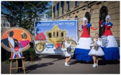 Boek de Rood Wit Blauwe Dames op Stelten voor opvallend Hollandse entertainment. Perfect voor Koningsdag, festivals en winkelcentra. Vrolijk, interactief en onvergetelijk!