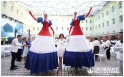Boek de Rood Wit Blauwe Dames op Stelten voor opvallend Hollandse entertainment. Perfect voor Koningsdag, festivals en winkelcentra. Vrolijk, interactief en onvergetelijk!