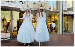 Laat je betoveren door de White Cirque Steltenlopers! ✨ Deze prachtige steltlopers in witte hoepelrokken maken elk feest bijzonder. Of het nu een winterfeest, kerst, Venetiaans bal of festival is, zij brengen magie en elegantie. Perfect als welkom, dansact of entertainment tussen het publiek! Van festivals en beurzen tot winkelcentra en gala’s – deze act past overal bij. Hun sierlijke bewegingen en indrukwekkende uitstraling zorgen voor een onvergetelijke ervaring. Boek nu en geef je evenement een magische touch!