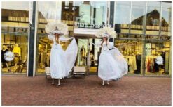 Laat je betoveren door de White Cirque Steltenlopers! ✨ Deze prachtige steltlopers in witte hoepelrokken maken elk feest bijzonder. Of het nu een winterfeest, kerst, Venetiaans bal of festival is, zij brengen magie en elegantie. Perfect als welkom, dansact of entertainment tussen het publiek! Van festivals en beurzen tot winkelcentra en gala’s – deze act past overal bij. Hun sierlijke bewegingen en indrukwekkende uitstraling zorgen voor een onvergetelijke ervaring. Boek nu en geef je evenement een magische touch!