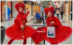 Dansende Hartjes Dames: Een warm welkom met sierlijke dans! 💖💃 Laat je gasten hartelijk ontvangen door de Dansende Hartjes Dames! Met hun gracieuze spitzen dans brengen ze een sfeer van elegantie en vreugde. Hun sierlijke bewegingen maken elke ontvangst bijzonder en onvergetelijk. Of het nu gaat om een festival, winkelcentrum, promotie of kinderentertainment, deze dames zorgen voor een magische binnenkomst. Als dansende animatie blijven ze de rode draad door het hele evenement. Boek nu en geef jouw gasten een hartverwarmend welkom!