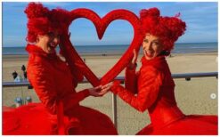 Dansende Hartjes Dames: Een warm welkom met sierlijke dans! 💖💃 Laat je gasten hartelijk ontvangen door de Dansende Hartjes Dames! Met hun gracieuze spitzen dans brengen ze een sfeer van elegantie en vreugde. Hun sierlijke bewegingen maken elke ontvangst bijzonder en onvergetelijk. Of het nu gaat om een festival, winkelcentrum, promotie of kinderentertainment, deze dames zorgen voor een magische binnenkomst. Als dansende animatie blijven ze de rode draad door het hele evenement. Boek nu en geef jouw gasten een hartverwarmend welkom!