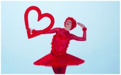 Dansende Hartjes Dames: Een warm welkom met sierlijke dans! 💖💃 Laat je gasten hartelijk ontvangen door de Dansende Hartjes Dames! Met hun gracieuze spitzen dans brengen ze een sfeer van elegantie en vreugde. Hun sierlijke bewegingen maken elke ontvangst bijzonder en onvergetelijk. Of het nu gaat om een festival, winkelcentrum, promotie of kinderentertainment, deze dames zorgen voor een magische binnenkomst. Als dansende animatie blijven ze de rode draad door het hele evenement. Boek nu en geef jouw gasten een hartverwarmend welkom!