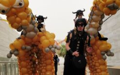 Draken Rijders steltenlopers met grote draken op 5 meter hoogte tijdens mobiel entertainment. Interactieve parade act met muziek en fantasie, ideaal voor festival, evenement en winkelcentrum.