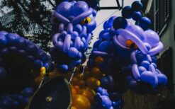 Draken Rijders steltenlopers met grote draken op 5 meter hoogte tijdens mobiel entertainment. Interactieve parade act met muziek en fantasie, ideaal voor festival, evenement en winkelcentrum.