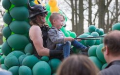 Draken Rijders steltenlopers met grote draken op 5 meter hoogte tijdens mobiel entertainment. Interactieve parade act met muziek en fantasie, ideaal voor festival, evenement en winkelcentrum.