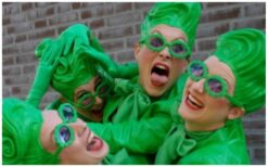 Groene Dames: Een speelse en stijlvolle toevoeging aan elk event! 🌿✨ De Groene Dames brengen een frisse en theatrale sfeer naar festivals, beurzen en netwerkbijeenkomsten. Ze verwelkomen gasten, geven instructies en voegen met hun charmante uitstraling iets bijzonders toe. Hun speelse en natuurlijke flair maakt elk evenement levendiger! Deze act kan solo of met maximaal zes dames worden ingezet voor extra impact. Perfect voor thema’s zoals natuur, duurzaamheid of een groene touch aan je event. Boek nu en geef je evenement een sprankelend groene boost!