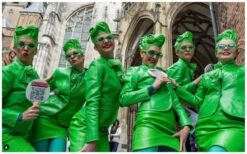 Groene Dames: Een speelse en stijlvolle toevoeging aan elk event! 🌿✨ De Groene Dames brengen een frisse en theatrale sfeer naar festivals, beurzen en netwerkbijeenkomsten. Ze verwelkomen gasten, geven instructies en voegen met hun charmante uitstraling iets bijzonders toe. Hun speelse en natuurlijke flair maakt elk evenement levendiger! Deze act kan solo of met maximaal zes dames worden ingezet voor extra impact. Perfect voor thema’s zoals natuur, duurzaamheid of een groene touch aan je event. Boek nu en geef je evenement een sprankelend groene boost!