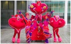 Boek de Hartjes Parade voor vrolijk en liefdevol entertainment. Perfect voor Valentijn, winkelcentra en events met rood liefdesthema. Interactief, mobiel en hartverwarmend!