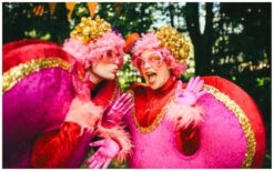 Boek de Hartjes Parade voor vrolijk en liefdevol entertainment. Perfect voor Valentijn, winkelcentra en events met rood liefdesthema. Interactief, mobiel en hartverwarmend!