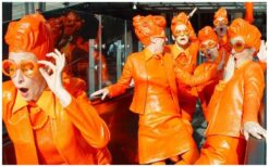 Oranje Dames: Kleurrijk entertainment met een Nederlandse touch! 🧡✨ De vrolijke Oranje Dames brengen een explosie van energie en kleur naar elk evenement. Of het nu gaat om promotie, ontvangst of begeleiding, zij zorgen voor een stralende sfeer. Hun levendige aanwezigheid maakt elk feest, festival of beurs extra bijzonder! Met hun opvallende oranje kostuums en speelse interactie zijn ze een echte blikvanger. Ze passen perfect bij ontvangstacts, Hollandse themafeesten en winkelcentrumacts. Boek nu en geef jouw evenement een feestelijke, Nederlandse flair!