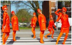 Oranje Dames: Kleurrijk entertainment met een Nederlandse touch! 🧡✨ De vrolijke Oranje Dames brengen een explosie van energie en kleur naar elk evenement. Of het nu gaat om promotie, ontvangst of begeleiding, zij zorgen voor een stralende sfeer. Hun levendige aanwezigheid maakt elk feest, festival of beurs extra bijzonder! Met hun opvallende oranje kostuums en speelse interactie zijn ze een echte blikvanger. Ze passen perfect bij ontvangstacts, Hollandse themafeesten en winkelcentrumacts. Boek nu en geef jouw evenement een feestelijke, Nederlandse flair!