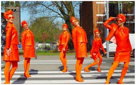Oranje Dames: Kleurrijk entertainment met een Nederlandse touch! 🧡✨ De vrolijke Oranje Dames brengen een explosie van energie en kleur naar elk evenement. Of het nu gaat om promotie, ontvangst of begeleiding, zij zorgen voor een stralende sfeer. Hun levendige aanwezigheid maakt elk feest, festival of beurs extra bijzonder! Met hun opvallende oranje kostuums en speelse interactie zijn ze een echte blikvanger. Ze passen perfect bij ontvangstacts, Hollandse themafeesten en winkelcentrumacts. Boek nu en geef jouw evenement een feestelijke, Nederlandse flair!