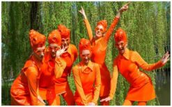 Oranje Dames: Kleurrijk entertainment met een Nederlandse touch! 🧡✨ De vrolijke Oranje Dames brengen een explosie van energie en kleur naar elk evenement. Of het nu gaat om promotie, ontvangst of begeleiding, zij zorgen voor een stralende sfeer. Hun levendige aanwezigheid maakt elk feest, festival of beurs extra bijzonder! Met hun opvallende oranje kostuums en speelse interactie zijn ze een echte blikvanger. Ze passen perfect bij ontvangstacts, Hollandse themafeesten en winkelcentrumacts. Boek nu en geef jouw evenement een feestelijke, Nederlandse flair!