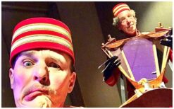 Frivole Piccolo’s: Een vrolijk welkom voor elk feest! 🎩✨ Deze charmante Piccolo’s zorgen voor een warm en speels welkom op jouw evenement. Met hun vrolijke uitstraling en gastvrije houding begeleiden ze de gasten met enthousiasme. Solo of als duo, ze brengen sfeer en maken de ontvangst extra speciaal! Of het nu gaat om festivals, beurzen, netwerkbijeenkomsten of winkelcentra, de Piccolo’s passen overal bij. Hun stijlvolle en speelse aanpak maakt elk evenement uniek. Boek nu en geef jouw gasten een onvergetelijk welkom!