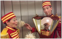 Frivole Piccolo’s: Een vrolijk welkom voor elk feest! 🎩✨ Deze charmante Piccolo’s zorgen voor een warm en speels welkom op jouw evenement. Met hun vrolijke uitstraling en gastvrije houding begeleiden ze de gasten met enthousiasme. Solo of als duo, ze brengen sfeer en maken de ontvangst extra speciaal! Of het nu gaat om festivals, beurzen, netwerkbijeenkomsten of winkelcentra, de Piccolo’s passen overal bij. Hun stijlvolle en speelse aanpak maakt elk evenement uniek. Boek nu en geef jouw gasten een onvergetelijk welkom!