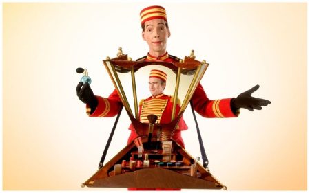 Frivole Piccolo’s: Een vrolijk welkom voor elk feest! 🎩✨ Deze charmante Piccolo’s zorgen voor een warm en speels welkom op jouw evenement. Met hun vrolijke uitstraling en gastvrije houding begeleiden ze de gasten met enthousiasme. Solo of als duo, ze brengen sfeer en maken de ontvangst extra speciaal! Of het nu gaat om festivals, beurzen, netwerkbijeenkomsten of winkelcentra, de Piccolo’s passen overal bij. Hun stijlvolle en speelse aanpak maakt elk evenement uniek. Boek nu en geef jouw gasten een onvergetelijk welkom!