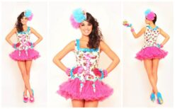 ✨ Geef je evenement een stijlvolle boost met onze Special Modellen! In unieke thema-outfits zorgen zij voor een warm welkom, professionele uitstraling én onvergetelijke eerste indruk. Van bruiloft tot beurs of seizoensfeest, ze brengen sfeer, flair en klasse. Onze modellen ondersteunen ook promotie-acties met overtuiging en aandacht. Ze stemmen hun outfit en aanpak perfect af op jouw thema of merk. Zo maken ze van ieder moment iets bijzonders!