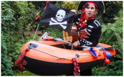 Hijs de zeilen voor de Zingende Piratenboot! ⚓ Deze unieke mobiele act brengt een vloedgolf aan vrolijke zeemansliedjes, live muziek en interactief piratenplezier. Perfect voor maritieme festivals, havenfeesten en stoere evenementen. Boek deze spectaculaire piraten-act en ga mee op een muzikale ontdekkingsreis!