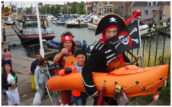 Hijs de zeilen voor de Zingende Piratenboot! ⚓ Deze unieke mobiele act brengt een vloedgolf aan vrolijke zeemansliedjes, live muziek en interactief piratenplezier. Perfect voor maritieme festivals, havenfeesten en stoere evenementen. Boek deze spectaculaire piraten-act en ga mee op een muzikale ontdekkingsreis!