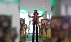 Mad Hatter steltenloper in kleurrijk Wonderland kostuum tijdens verschillende evenementen