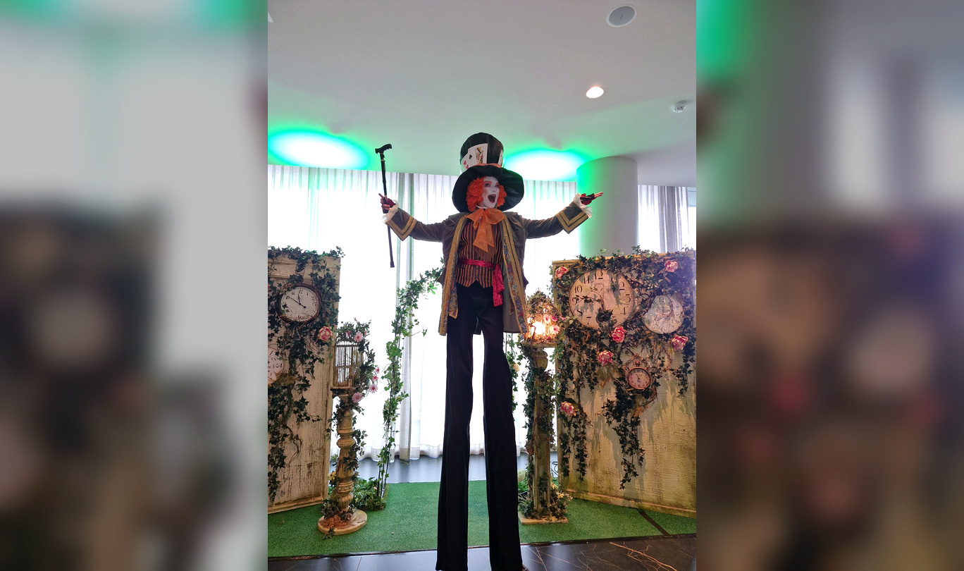 Mad Hatter steltenloper in kleurrijk Wonderland kostuum tijdens verschillende evenementen