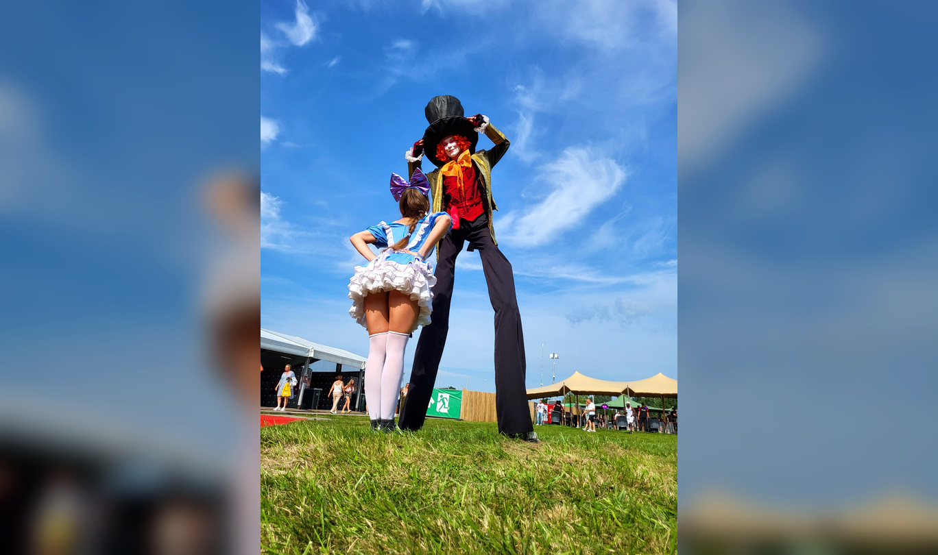 Mad Hatter steltenloper in kleurrijk Wonderland kostuum tijdens verschillende evenementen