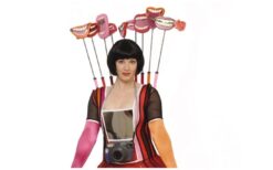 Lachende Monden Foto Act: Humor en herinneringen in één! 📸😄 Breng plezier en interactie naar jouw evenement met de Lachende Monden Foto Act! Gekleed in een vrolijk kostuum maakt de actrice grappige portretten van gasten met 3D-monden op stokjes. Het resultaat? Hilarische foto’s en een gezellige sfeer! De foto’s worden direct afgedrukt in een gepersonaliseerd fotoframe met jouw boodschap of logo. Zo krijgen gasten een uniek aandenken én blijft jouw event of merk langer in beeld. Boek nu en laat jouw evenement stralen met lachende gezichten!