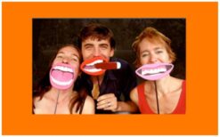 Lachende Monden Foto Act: Humor en herinneringen in één! 📸😄 Breng plezier en interactie naar jouw evenement met de Lachende Monden Foto Act! Gekleed in een vrolijk kostuum maakt de actrice grappige portretten van gasten met 3D-monden op stokjes. Het resultaat? Hilarische foto’s en een gezellige sfeer! De foto’s worden direct afgedrukt in een gepersonaliseerd fotoframe met jouw boodschap of logo. Zo krijgen gasten een uniek aandenken én blijft jouw event of merk langer in beeld. Boek nu en laat jouw evenement stralen met lachende gezichten!