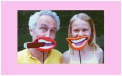 Lachende Monden Foto Act: Humor en herinneringen in één! 📸😄 Breng plezier en interactie naar jouw evenement met de Lachende Monden Foto Act! Gekleed in een vrolijk kostuum maakt de actrice grappige portretten van gasten met 3D-monden op stokjes. Het resultaat? Hilarische foto’s en een gezellige sfeer! De foto’s worden direct afgedrukt in een gepersonaliseerd fotoframe met jouw boodschap of logo. Zo krijgen gasten een uniek aandenken én blijft jouw event of merk langer in beeld. Boek nu en laat jouw evenement stralen met lachende gezichten!